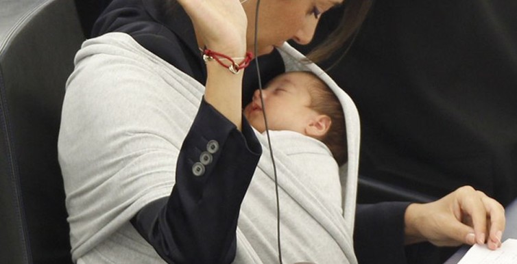 Licia Ronzulli takes part with her baby in a voting session at the European Parliament in Strasbourg-687387