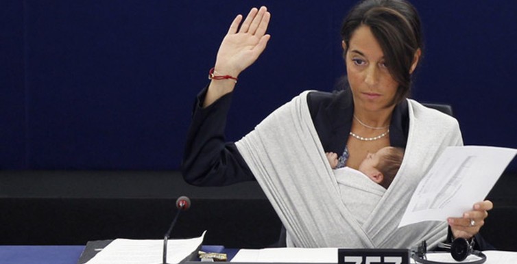 Licia Ronzulli takes part with her baby in a voting session at the European Parliament in Strasbourg-687388